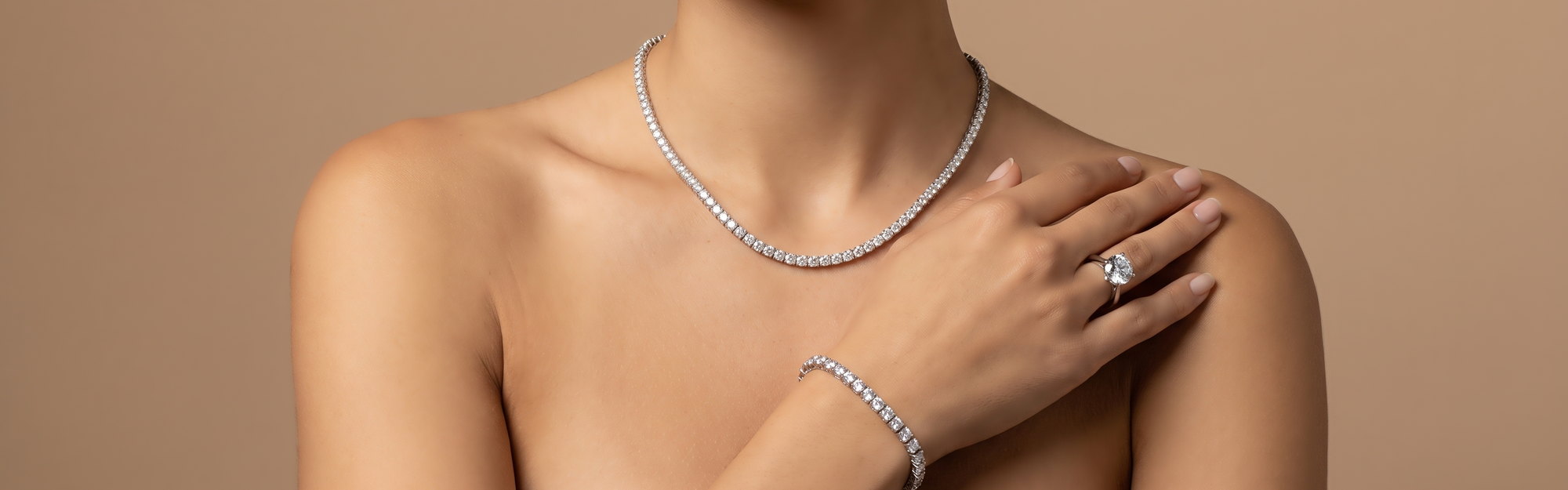 Riviera, anel solitário e pulseira de diamantes em uso