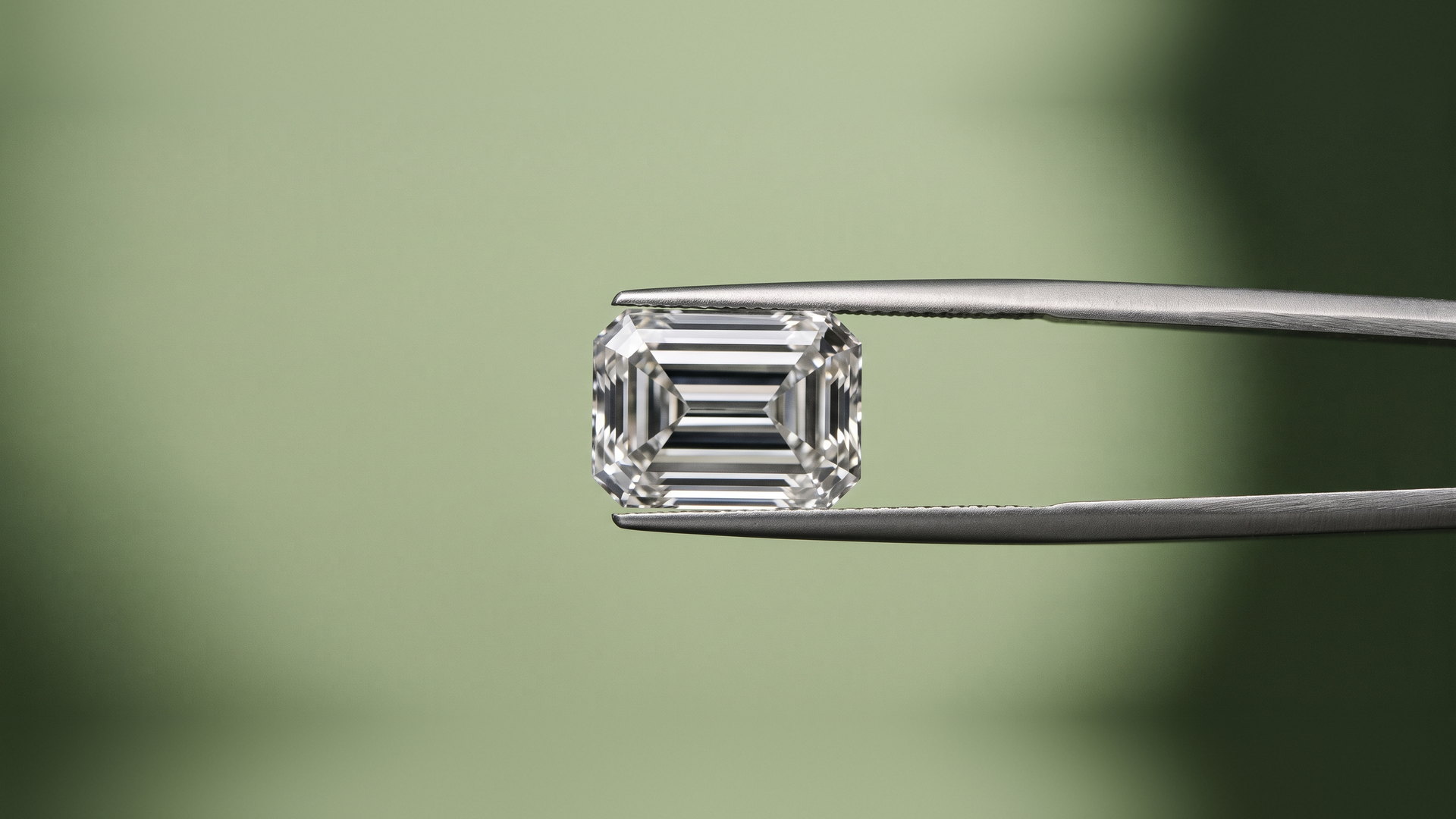Diamante cultivado de lapidação Emerald seguro por uma pinça