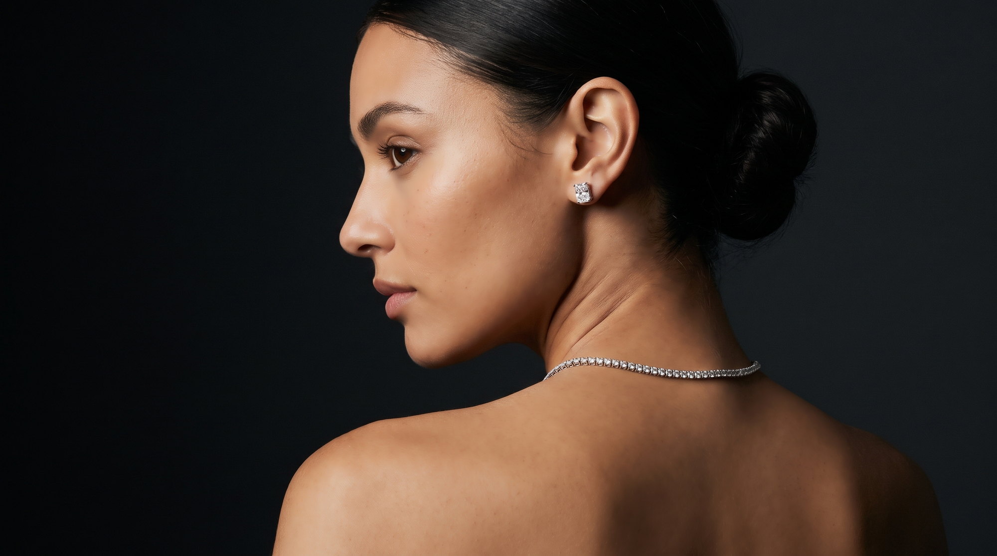 Modelo de perfil com brinco e riviera de diamantes