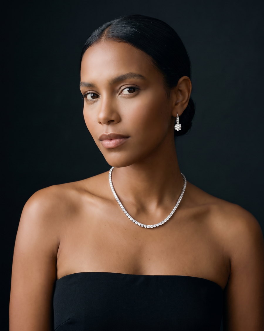 Modelo de vestido preto com brincos de diamante em gancho e riviera