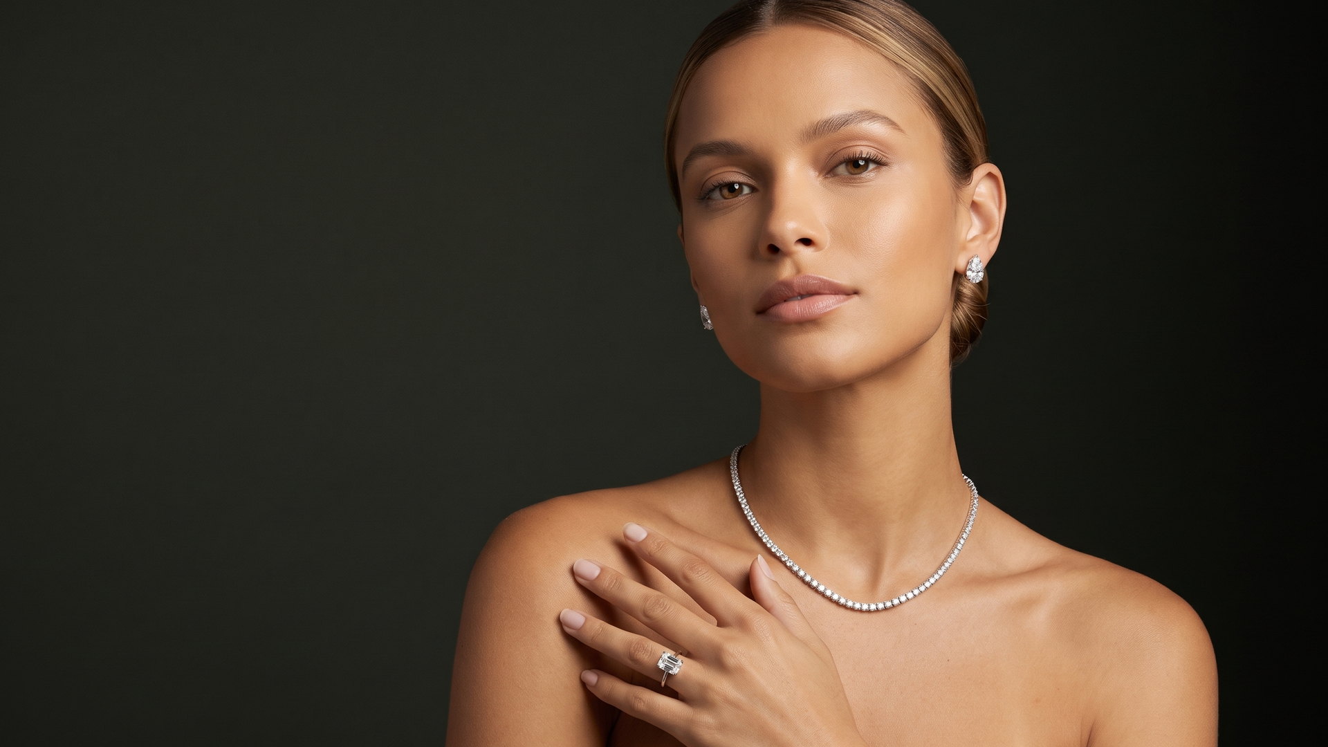 Modelo com riviera, brincos de lapidação gota e anel Emerald de diamantes