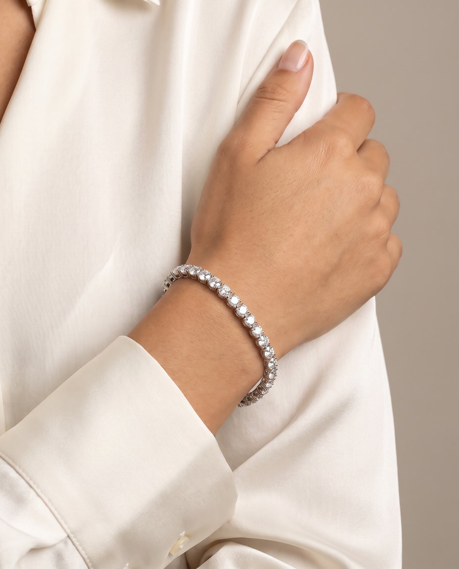 Pulseira de diamantes redondos em uso