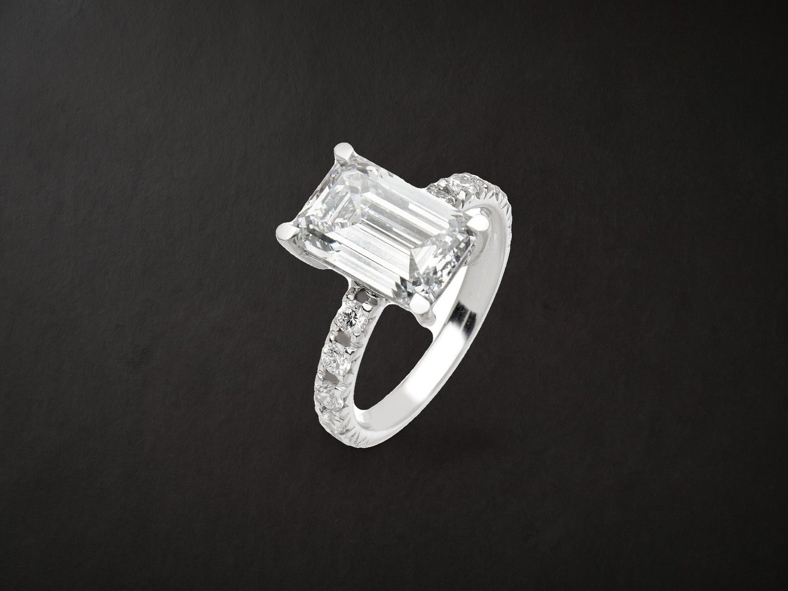 Anel com diamante de lapidação Emerald e pedras laterais